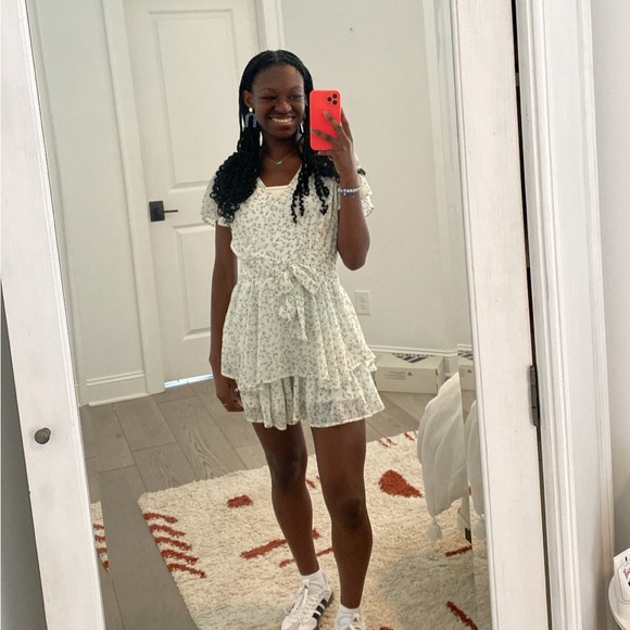 stunning springtime floral romper, size medium
i am 5’3 for reference :) - Picture 3 of 3